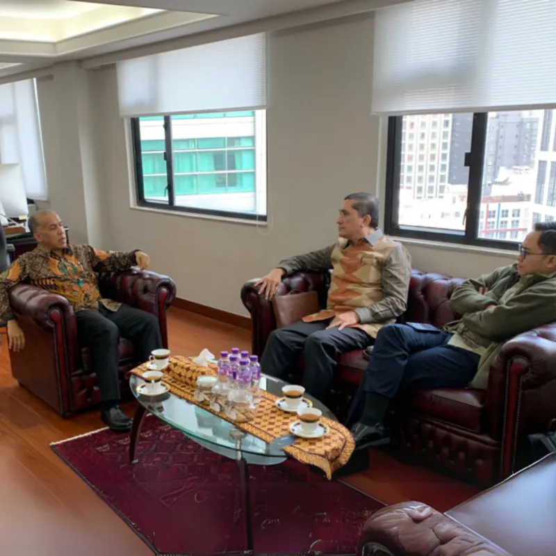 Meeting in an office lounge during the strategic visit arranged by Opus